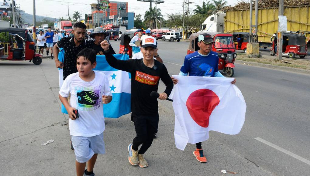 El Shin fue recibido una cálida sorpresa por estudiantes y seguidores que detuvieron su viaje en bus para poder saludar y felicitarlo por su labor.