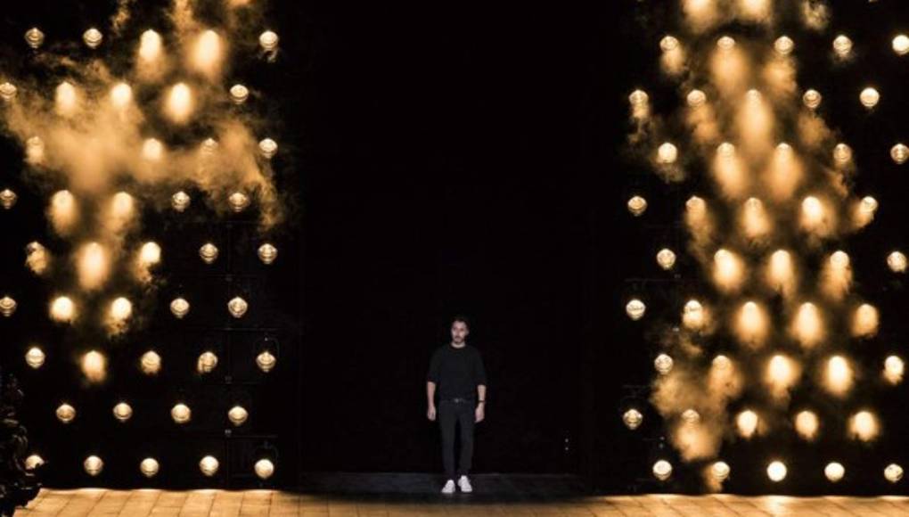 Saint Laurent hace su primer desfile fuera del calendario oficial