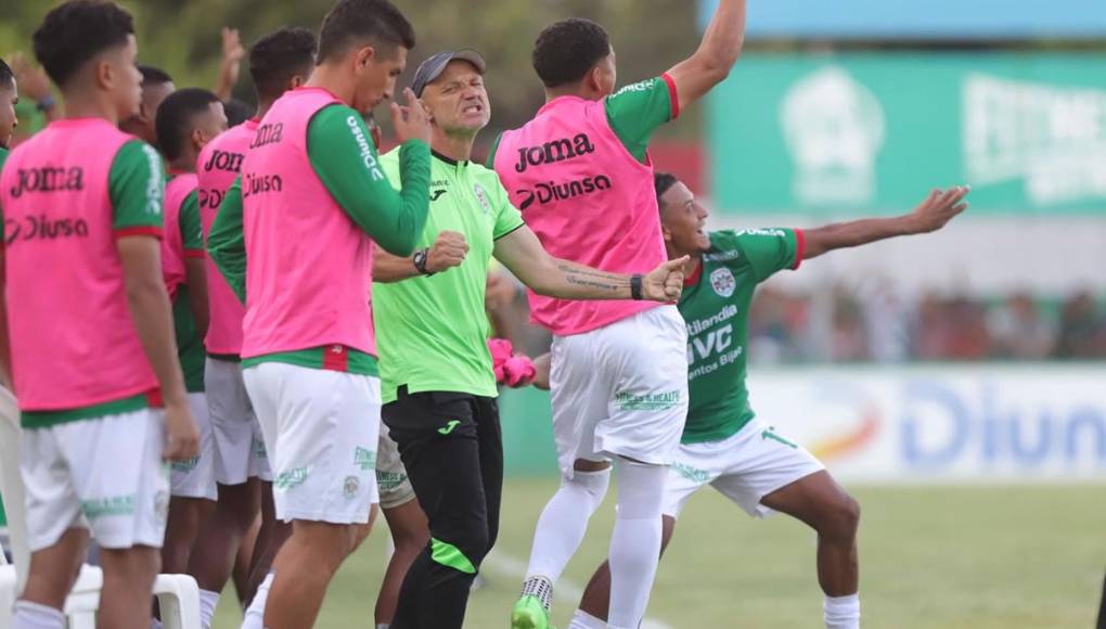 El júbilo de los integrantes del Marathón celebrando la victoria sobre Olimpia al final del partido.