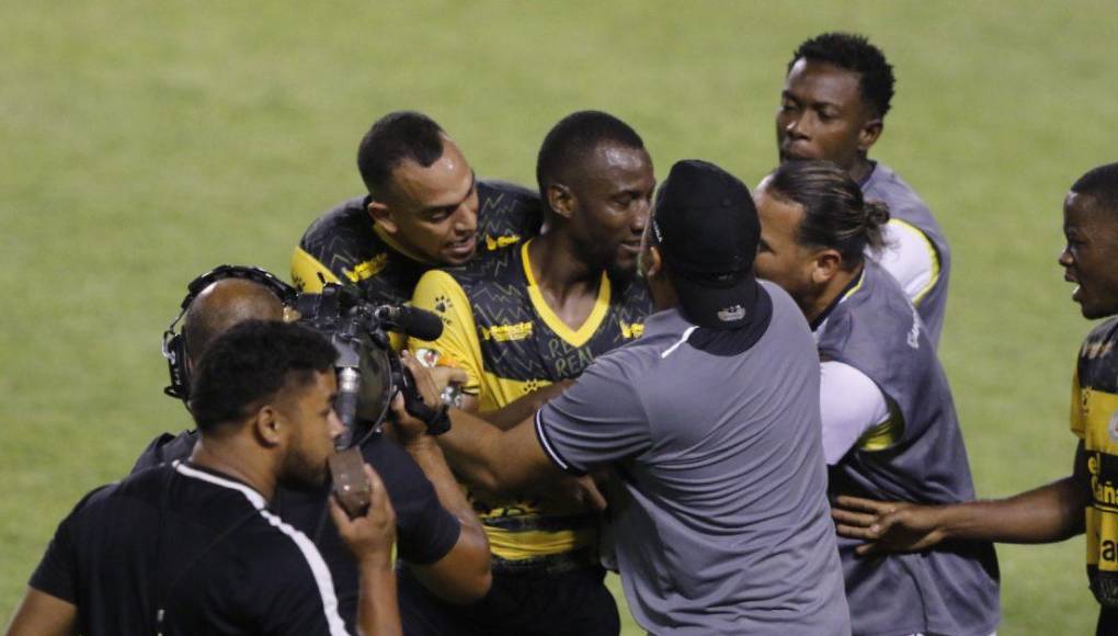 Jugadores del Real España y Génesis armaron una batalla campal que terminó con varias expulsiones.