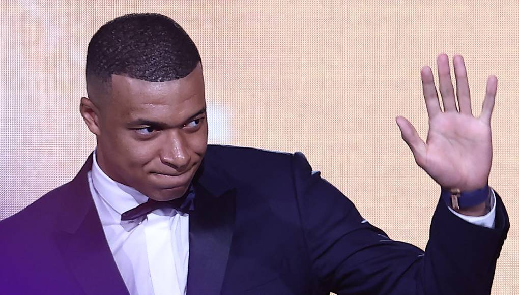 Este lunes se conoció que Mbappé acaba de ser elegido mejor jugador de la temporada en Francia, en su último año en la liga de su país, de la que dijo se va “con el corazón desgarrado”, aunque también afirmó que “lo que llega será muy excitante”.