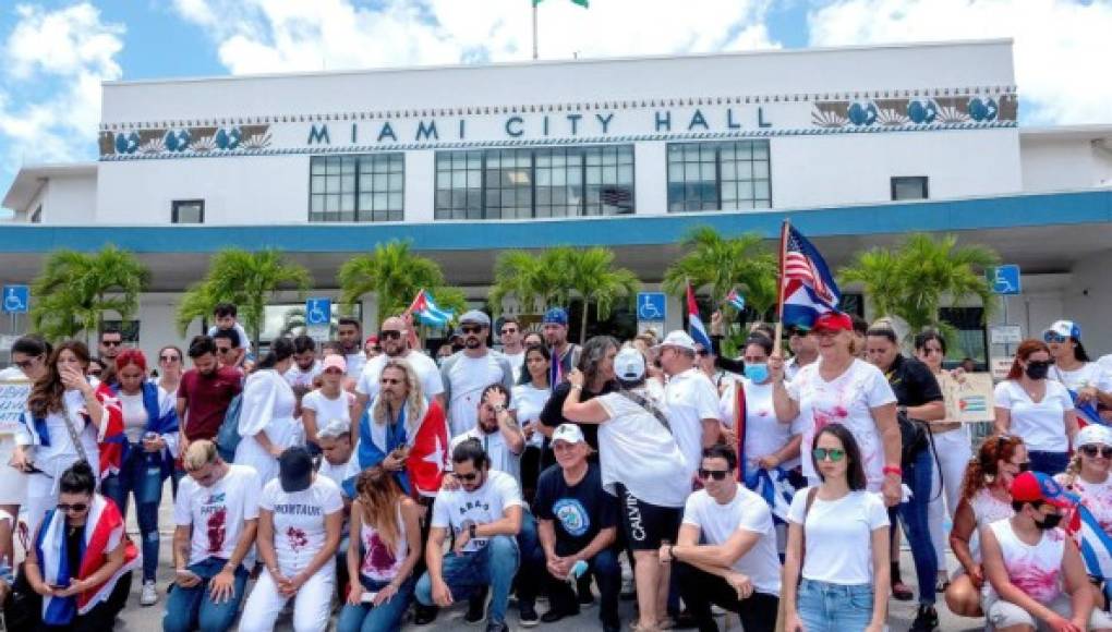Hartos de esperar acción, los cubanos de Miami arremeten contra políticos  