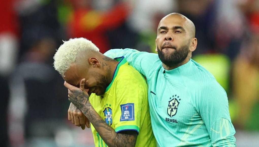 Según informan varios medios brasileños, Alves habría pagado ese dineral a instancias del Tribunal de España, con la ayuda de la familia de Neymar. No solamente eso, y es que aseguran que la familia del delantero también prestó a Gustavo Xisto, “uno de los representantes legales más antiguos de las empresas del padre de Neymar”.