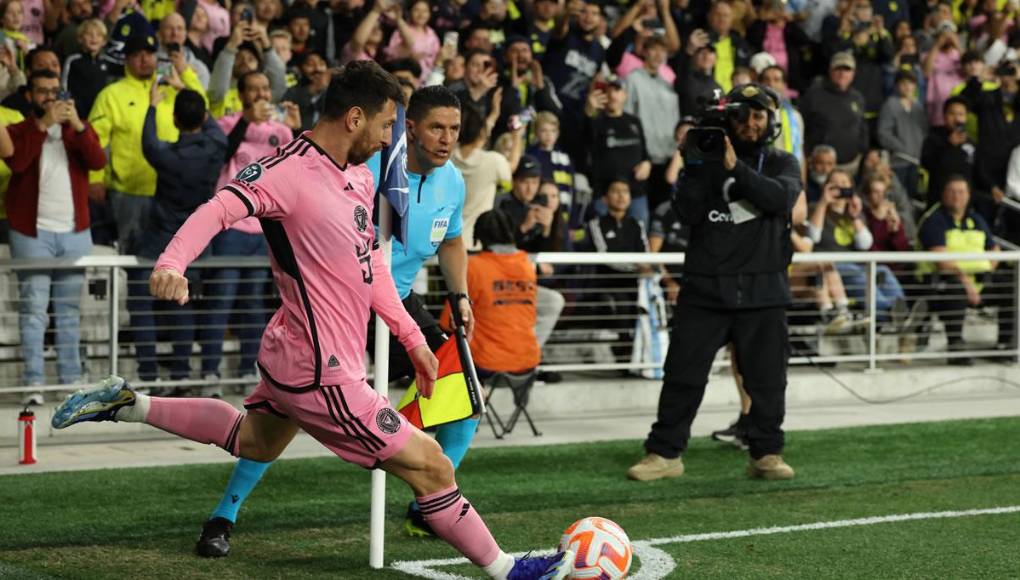 Leo Messi ejecutando un tiro de esquina, ante la atenta mirada de todos.