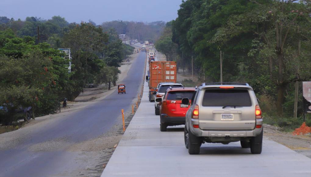 <b>Así se ve una de las rectas de Santa Bárbara con solo uno de los carriles concluidos. Las empresas entregarán en tiempos distintos la totalidad del proyecto. Por ejemplo: el sub tramo 1 Naco - Quimistán cuya longitud es de 28.2 km a cargo de Eterna terminará la obra en una fecha estimada para el 24 de agosto 2024</b>