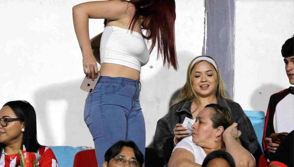 Lindas chicas robaron miradas y cautivaron en el sector de silla del estadio Nacional Chelato Uclés.