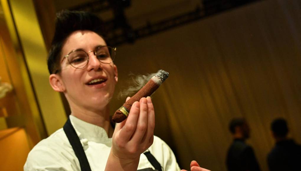 Uno de los chefs con uno de los puros de chocolate que servirá en la fiesta.