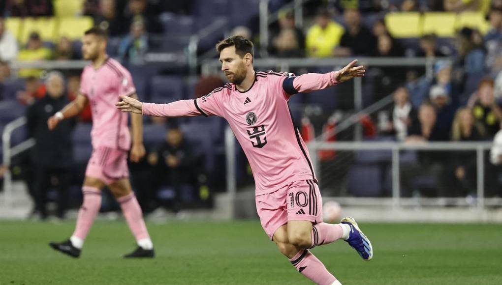 La celebración de Messi con los brazos abiertos tras su golazo contra el Nashville.