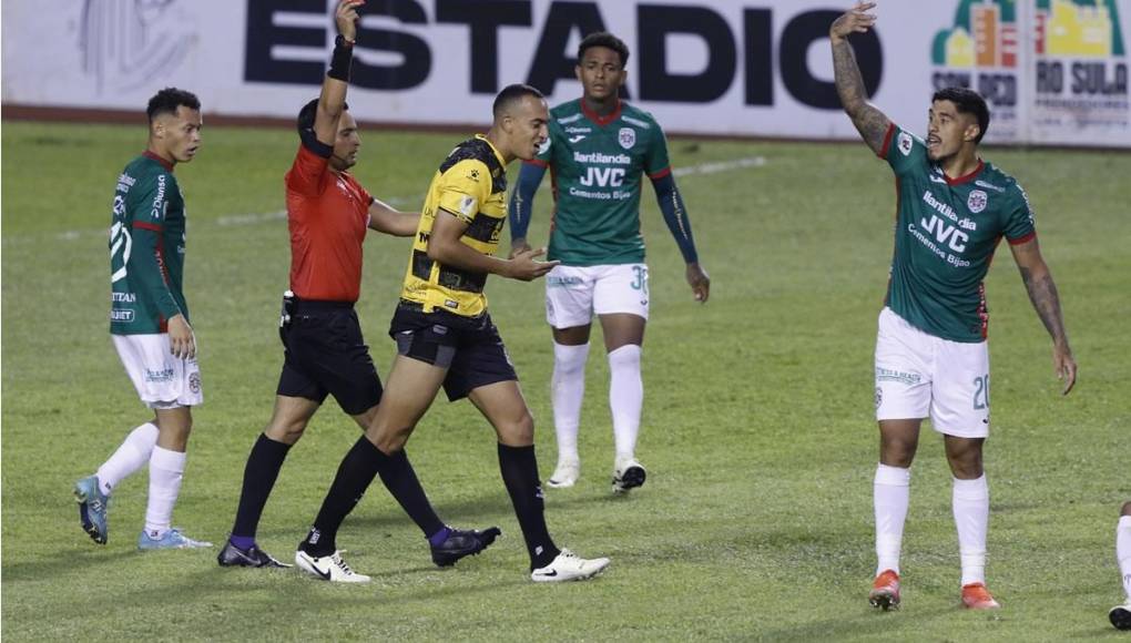 Saíd Martínez le sacó la tarjeta roja a Devron García tras su fuerte falta contra ‘Chino‘ López.