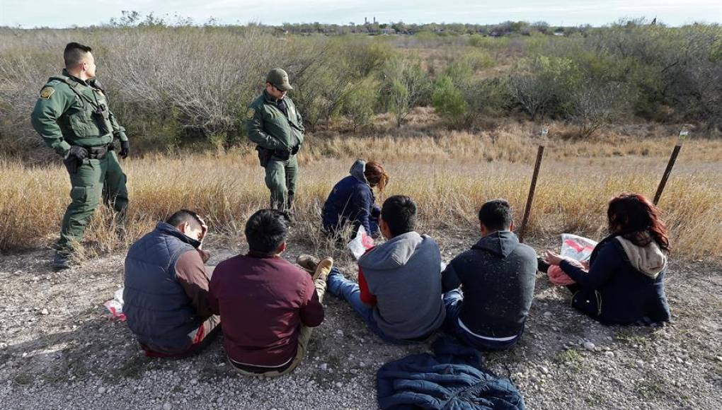 Acusan a mujer de Texas de retener como rehenes a 17 migrantes indocumentados