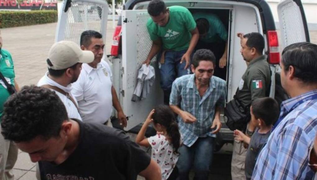 Rescatan a 45 migrantes hondureños secuestrados en México