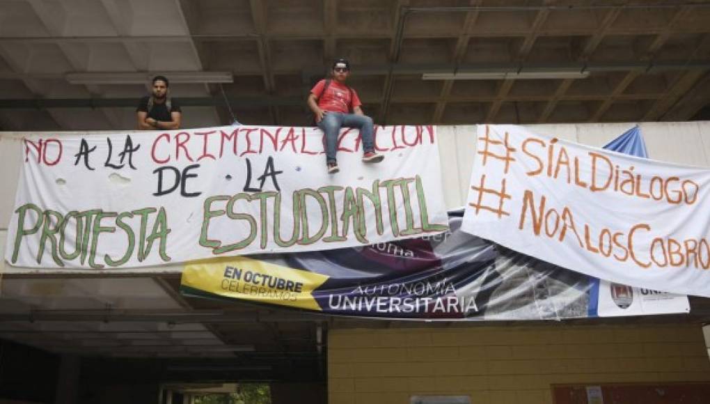 Universitarios se toman edificios de la Unah en Tegucigalpa