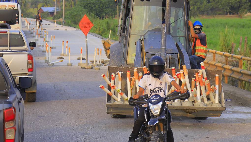 <b>El sub tramo 2 Quimistán - Sula cuya longitud es de 23 km, está a cargo del contratista Prodecon y el supervisor es Saybe y asociados. Ya lleva 10 km pavimentados con concreto hidráulico y el porcentaje de avance físico visual es del 40% echa estimada de terminación noviembre 2024</b>