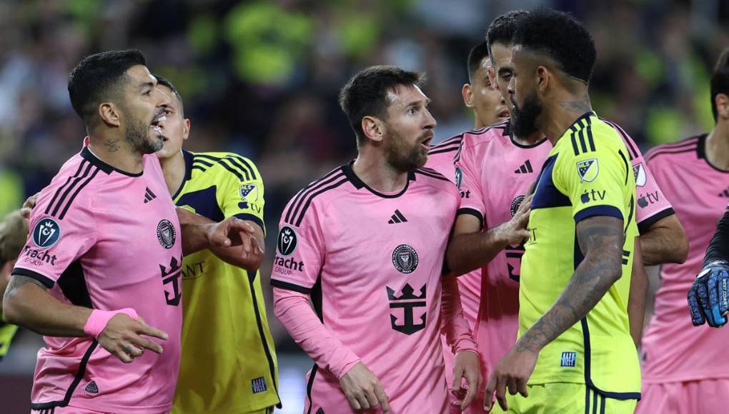 El motivo del enfrentamiento fue porque Aníbal Godoy reclamó a Messi y Suárez por no haber sacado la pelota del terreno de juego cuando un jugador del Nashville estaba tirado en el suelo.