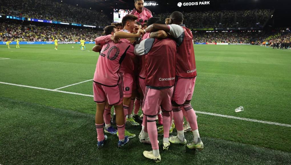 Los jugadores del Inter Miami celebrando el gol de Luis Suárez que significó el empate 2-2 contra el Nashville.