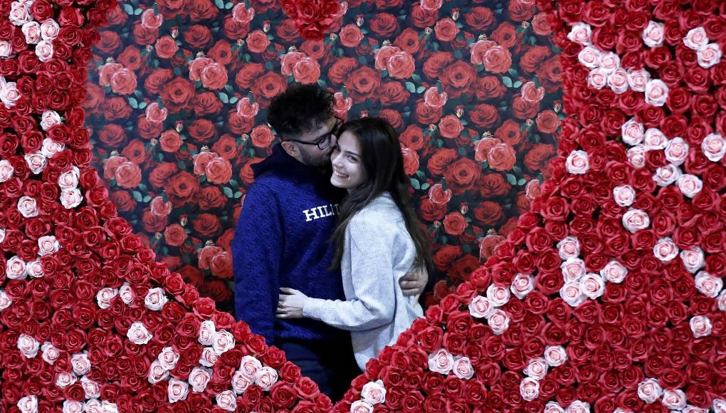 Las bodas colectivas, los regalos de flores y dulces y las exhibiciones temáticas son algunas de las iniciativas para la celebración de San Valentín este 14 de febrero en gran parte del mundo, en el que la fiesta del amor y el consumismo ha ido ganando popularidad en los últimos años. 
