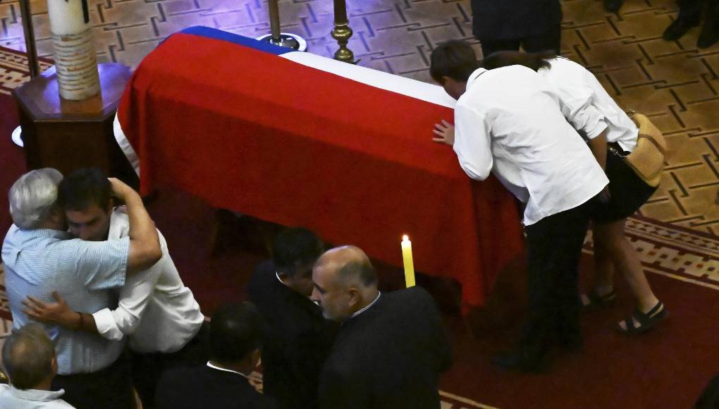 Los seguidores del exmandatario esperaban su turno para poder ver el féretro que permanecerá hasta el viernes en el exCongreso, para luego ser llevado a la Catedral de Santiago y el Palacio de La Moneda antes de ser enterrado en una ceremonia reservada para su familia