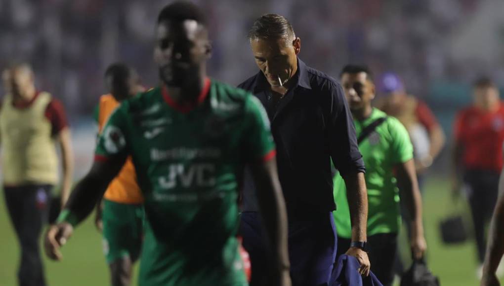 Cabizbajo: Así salió ‘La Tota’ Medina del estadio Nacional Chelato Uclés tras la derrota ante Olimpia.