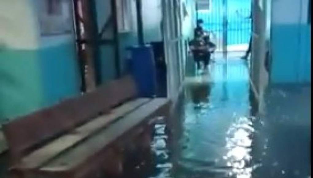 Lluvias de huracán Nana inundan el hospital de Roatán