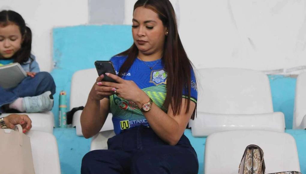 Esta guapa seguidora de los Potros del Olancho FC también llegó al estadio Nacional Chelato Uclés.