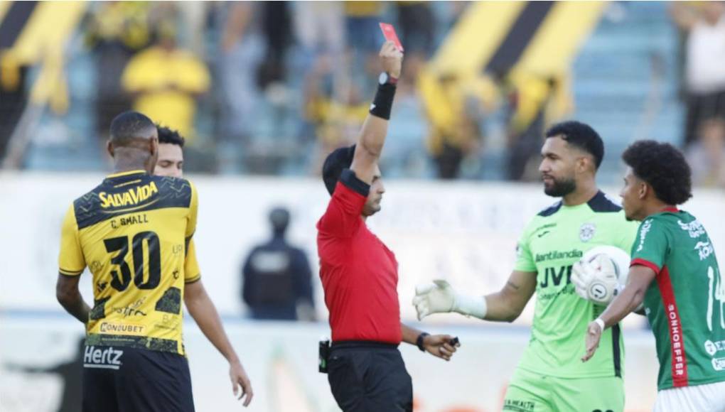 El árbitro Saíd Martínez le muestra la tarjeta roja a Javier Arriaga, dejando a Marathón con 10 jugadores.