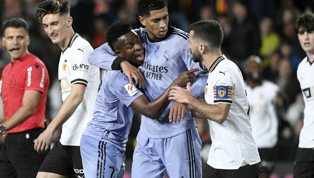 Vinicius vivió un partido intenso y peleado. El brasileño se las tuvo con el capitán del Valencia, José Luis Gayà.