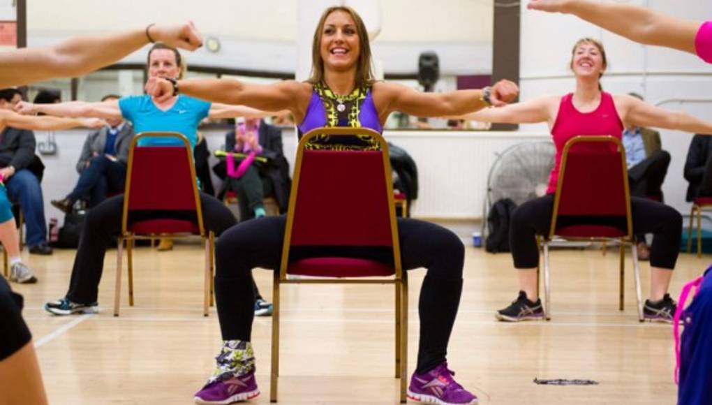 En forma con el zumba sentado