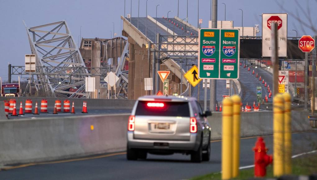 La zona está cortada y la prensa solo puede acceder a cerca de 1,6 kilómetros de distancia del lugar. El puerto, uno de los más grandes y con más tráfico del planeta, ha sido cerrado hasta nueva orden, pero sí siguen operativos los camiones de carga y descarga.