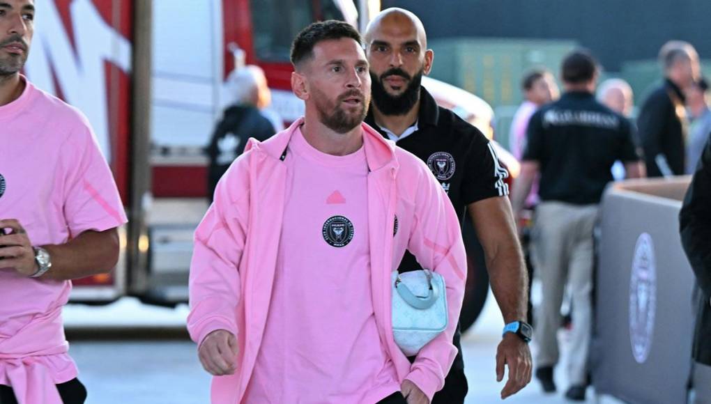 Leo Messi llegó al DRV PNK Stadium bien custodiado por su guardaespaldas Yassine Chueko, exmilitar que combatió en Afganistán y experto en artes marciales.