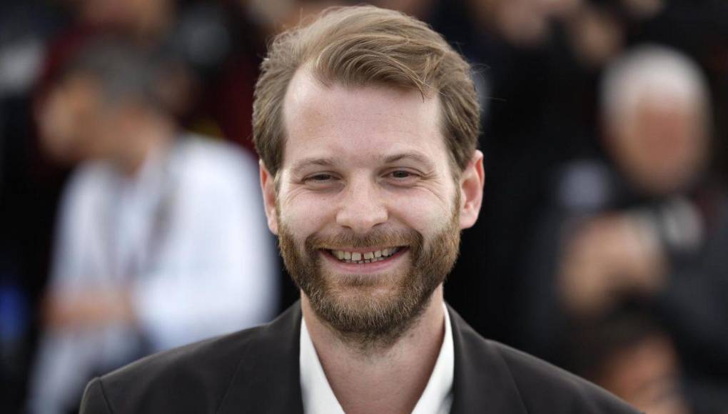 Un mundo frío tras una guerra, en un momento en el que reina la desesperación, “crea métodos fríos y la moralidad de Karoline pierde fácilmente la dirección”, resaltó el director, que considera que en su filme “el bien mira al mal y el mal mira al bien”.