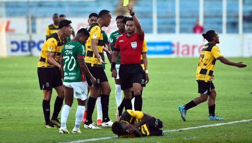 Iván ‘Chino‘ López recibe tarjeta amarilla por un codazo contra Dixon Ramírez. La sacó barata.