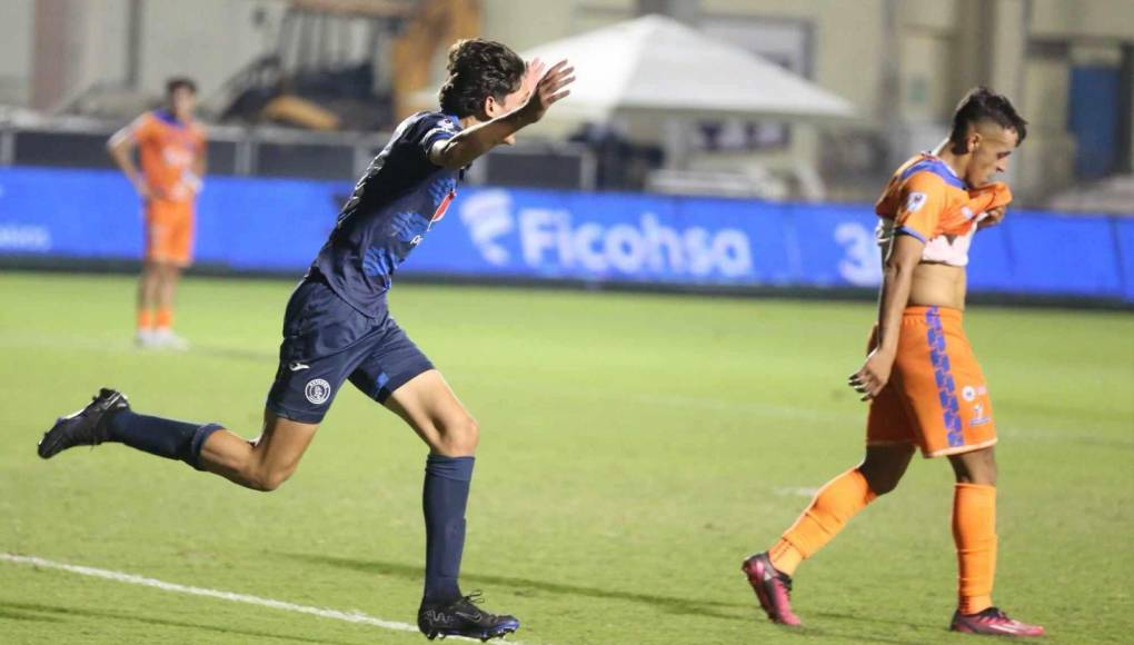 Carlos Argueta ganó la línea de fondo y en el segundo palo el futbolista de 16 años de edad liquidó la portería de Lobos para el 4-0 final.