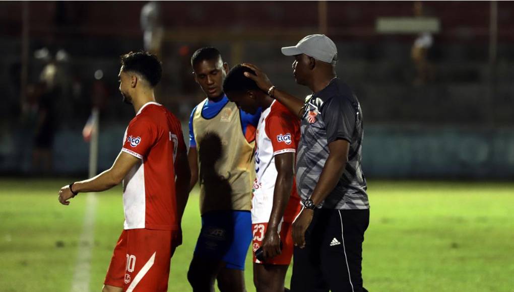 El entrenador del Vida, Raúl Martínez Sambulá, consoló a sus jugadores por la nueva derrota.