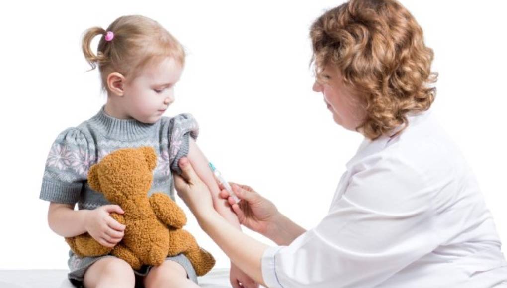 Los niños deben vacunarse anualmente contra la gripe