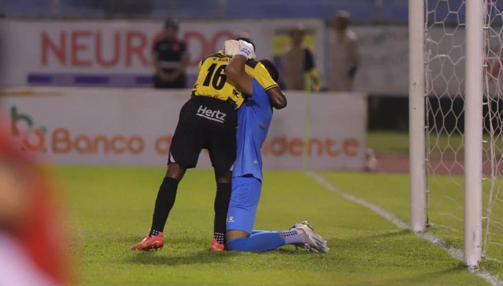Wisdom Guaye y Onan Rodríguez celebraron el triunfo provisional ante Olimpia que los está metiendo a la llave de semifinales.