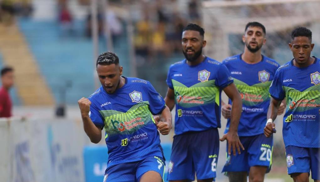 Alex López marcó el penal y así celebró el 0-1 del Olancho FC.