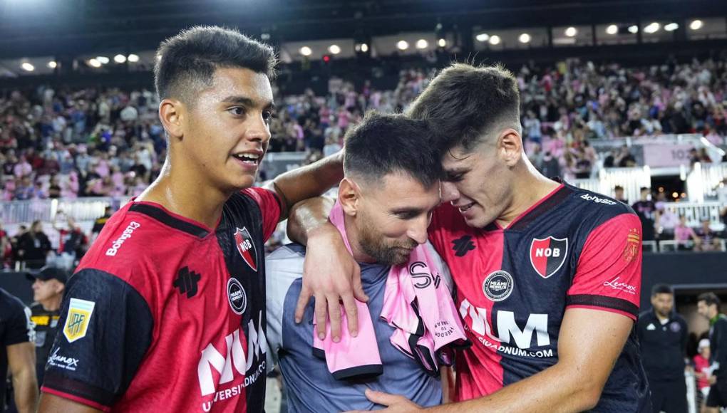Messi se abrazó con Franco Díaz, el autor del 1-1 de Newell’s.
