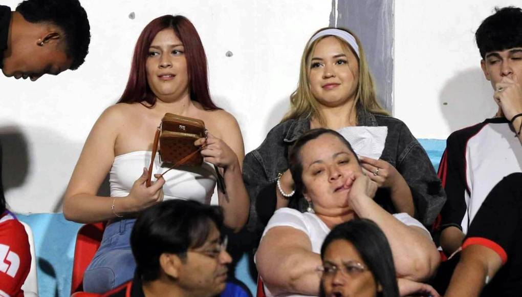 Lindas chicas robaron miradas y cautivaron en el sector de silla del estadio Nacional Chelato Uclés.