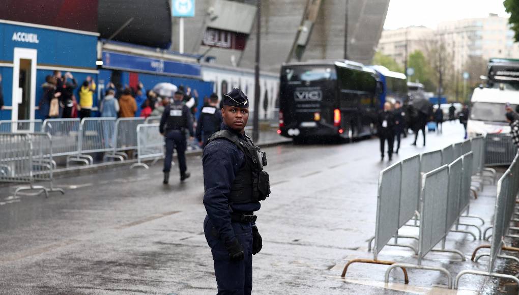 Francia y España decidieron reforzar los dispositivos de <b>seguridad</b> tras amenazas del grupo yihadista Estado Islámico (EI), a poco más de 100 días de los Juegos Olímpicos de <b>París</b>-2024. 