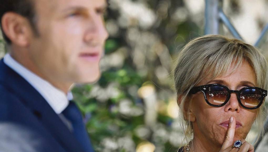 Macron y Brigitte se casaron en 2007, tras un noviazgo que inició cuando el mandatario francés era todavía un adolescente.