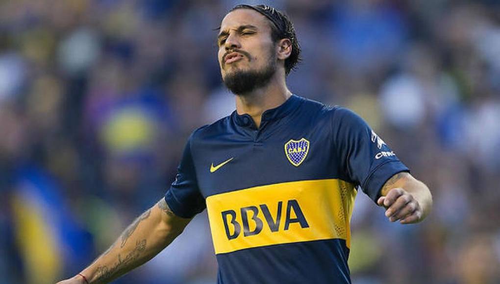 “Muchas veces es difícil salir y vuelvo a caer -confesó-. Me aíslo de la gente que quiero y me cuesta mucho salir adelante. En el pasado fui un futbolista de elite, una persona completamente diferente, llena de seguridades y confianza. Hoy soy una persona a la cual no reconozco y me está costando mucho salir de esto”, dice Osvaldo.