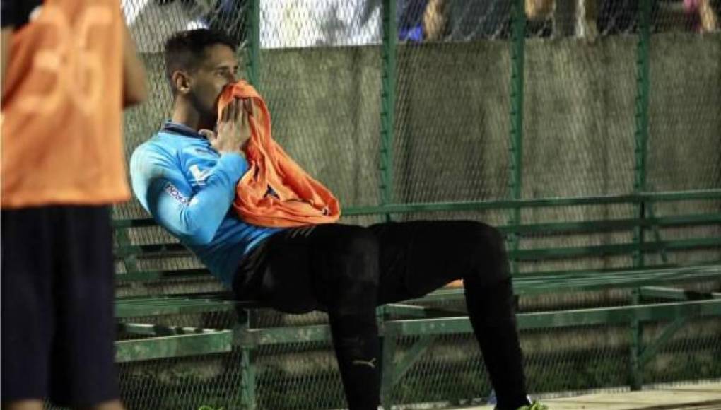 El portero demostraba su desazón en el banquillo tras haber sido sustituido por su padre, al que no quiso saludar una vez saliendo de cambio por Kelvin Castillo.