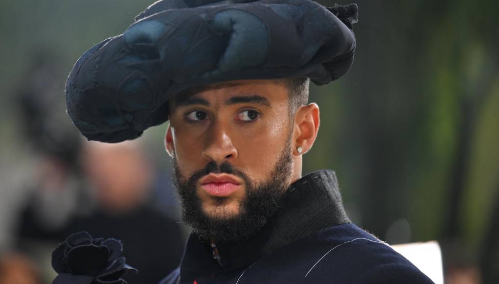 Tras la difusión de las imágenes de Bad Bunny junto a otro joven, de inmediato saltaron las alarmas si se trataba de una “pareja” del cantante, algo lejos de la realidad, pues por fin se dio a conocer la identidad del hombre. 