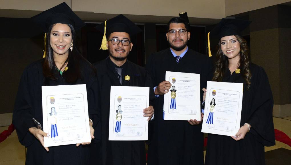 Un total de 430 estudiantes de la Universidad Nacional Autónoma de Honduras en el Valle de Sula (UNAH-VS), han culminado sus estudios profesionales en las diferentes carreras que ofrece la Casa de estudios. Y de esa cantidad, 208 han sido mencionados honoríficamente, logrando calificaciones desde el 80 hasta el 100 %. La Cámara de Comercio e Industrias de Cortés fue el lugar predilecto, en donde familiares y amistades de los graduandos compartieron de este inolvidable logro. En la foto posan: Andrea Bardales, Jorge Reyes, Víctor Izaguirre y María Manzanares