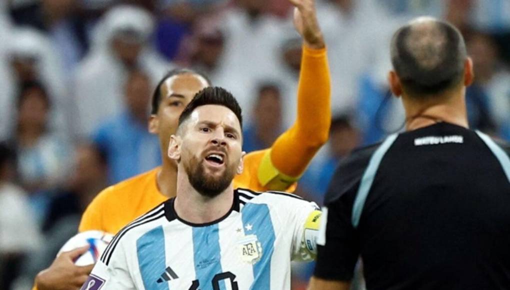 Dicha norma nace con el objetivo de limitar el número de protestas que reciben los árbitros durante el desarrollo de los partidos.