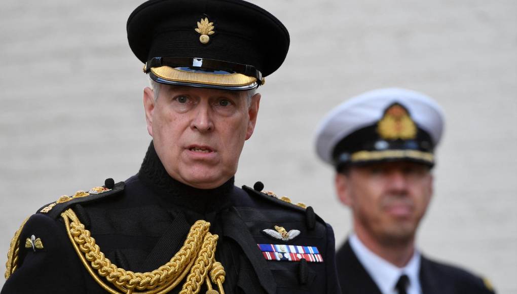 La reina retira los títulos militares al príncipe Andrés tras ser acusado de agresión sexual