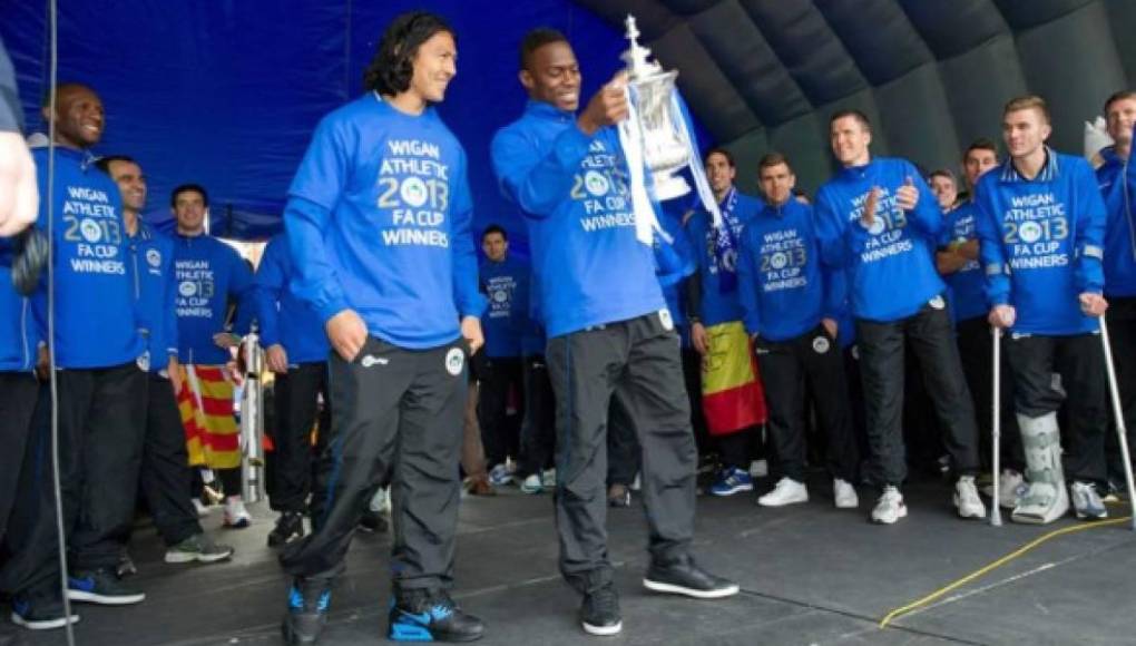 Los hondureños Roger Espinoza y Maynor Figueroa en la celebración de la FA Cup en Inglaterra.