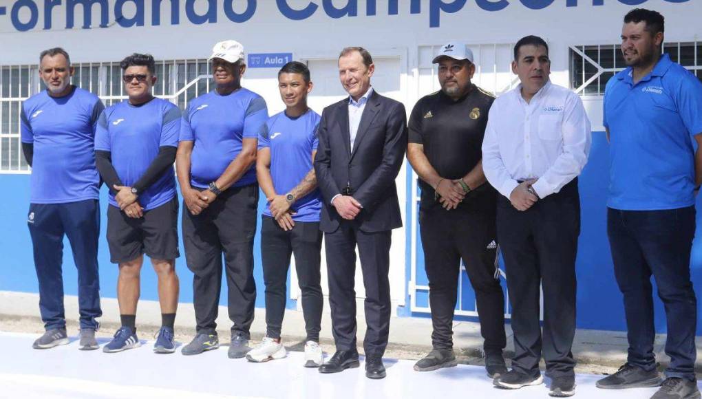 Por su parte Mario Faraj, presidente de la Fundación Diunsa, agradeció la amistad y el apoyo de Emilio Butragueño a nuestra nación. “Siempre lo recibimos con los brazos abiertos, con la profunda admiración y respeto por su gran calidad humana y profesional. 