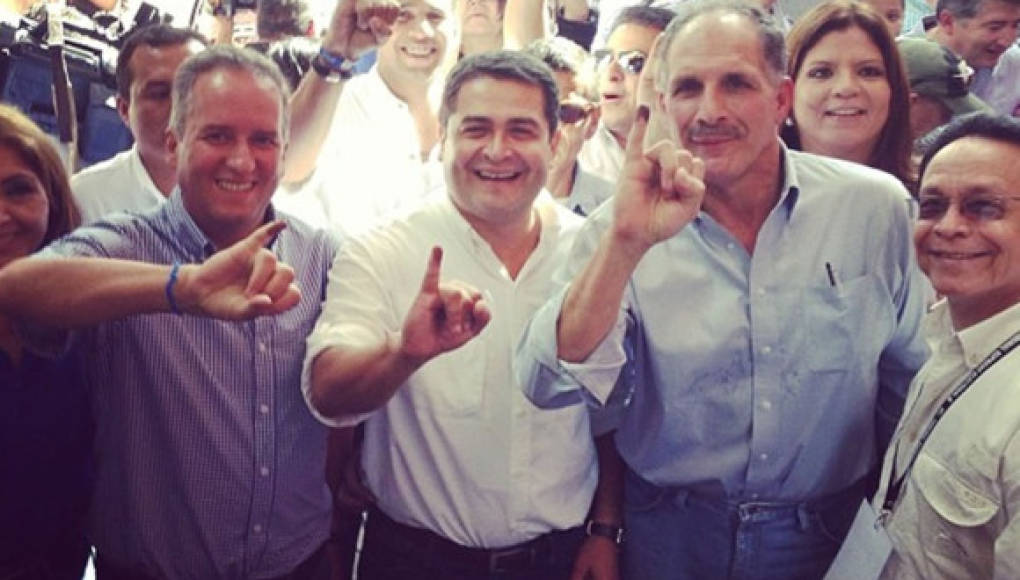 Honduras: 'Tito' Asfura vota en Tegucigalpa en compañía de Juan Orlando