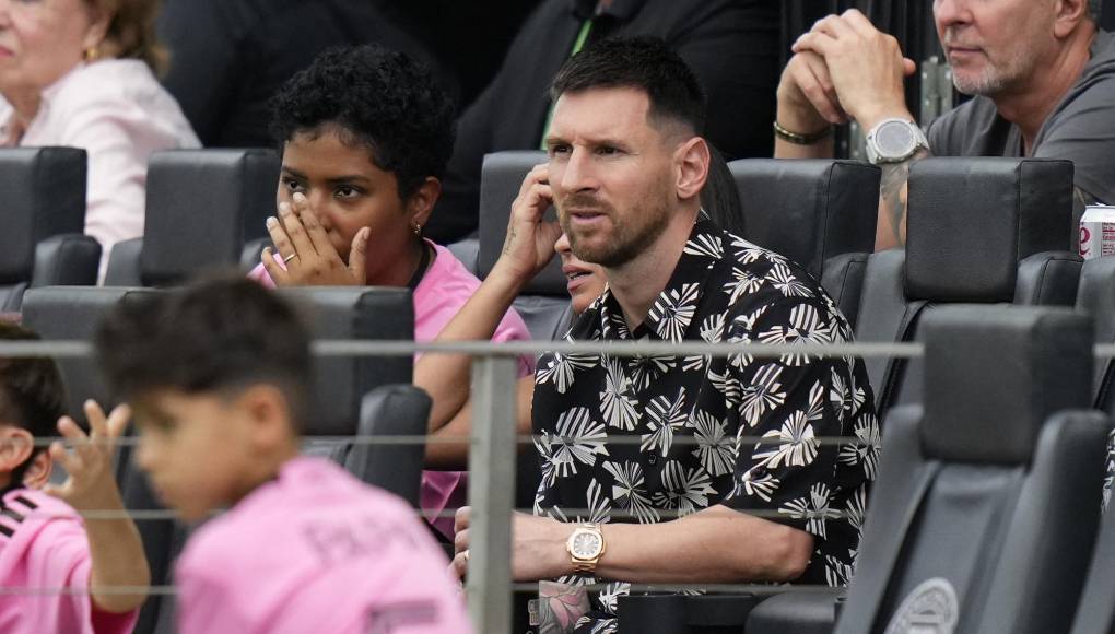 A Messi se le vio con una camiseta floreada negra y blanca. Un look ‘tranquilo’ para presenciar el partido.